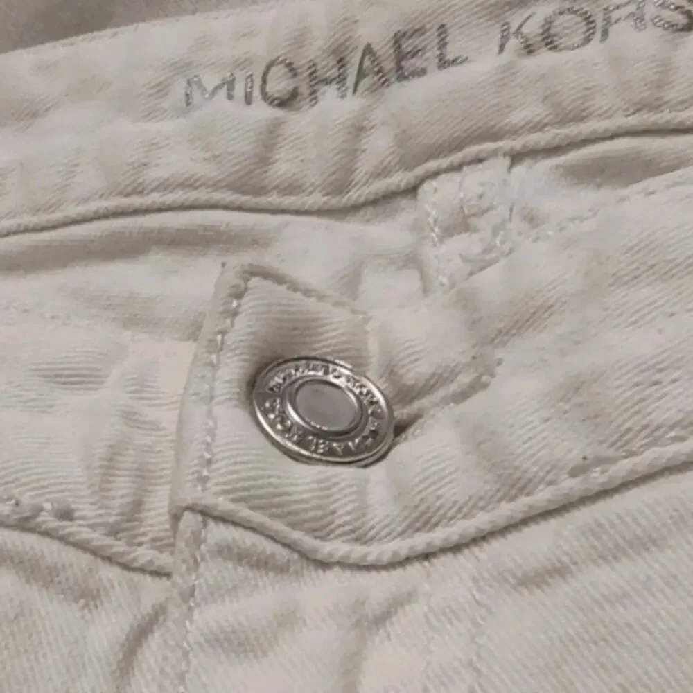 Michael Kors Women Size 10 Mid Rise Flared Leg White Denim Jeans Silver Accents